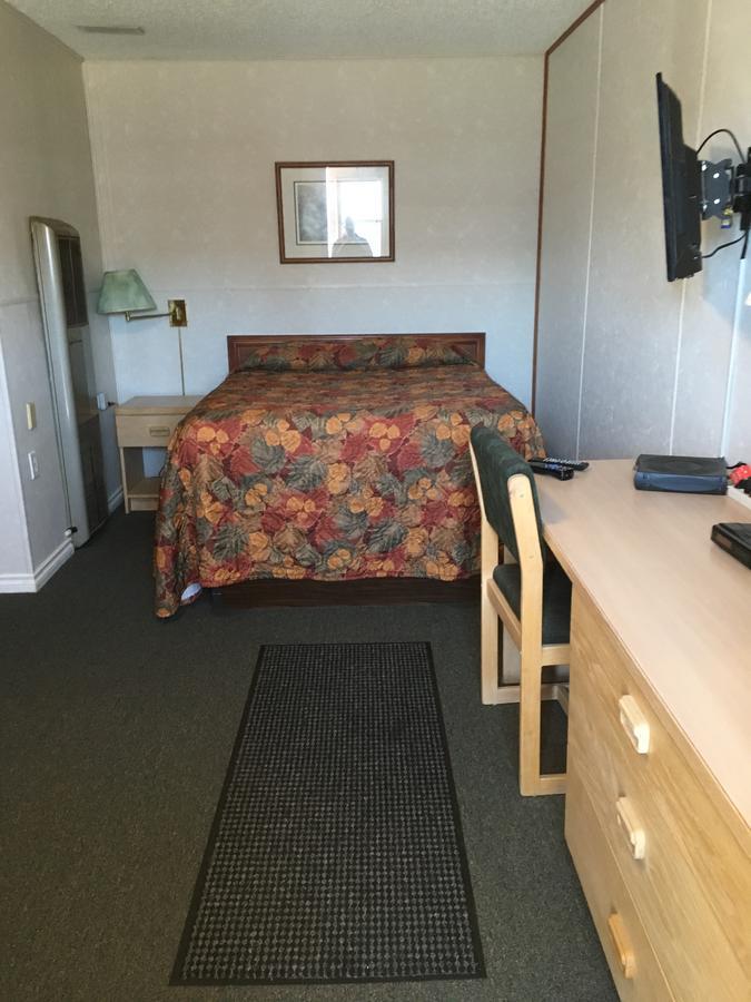 Winkys Motel Estevan Exterior photo