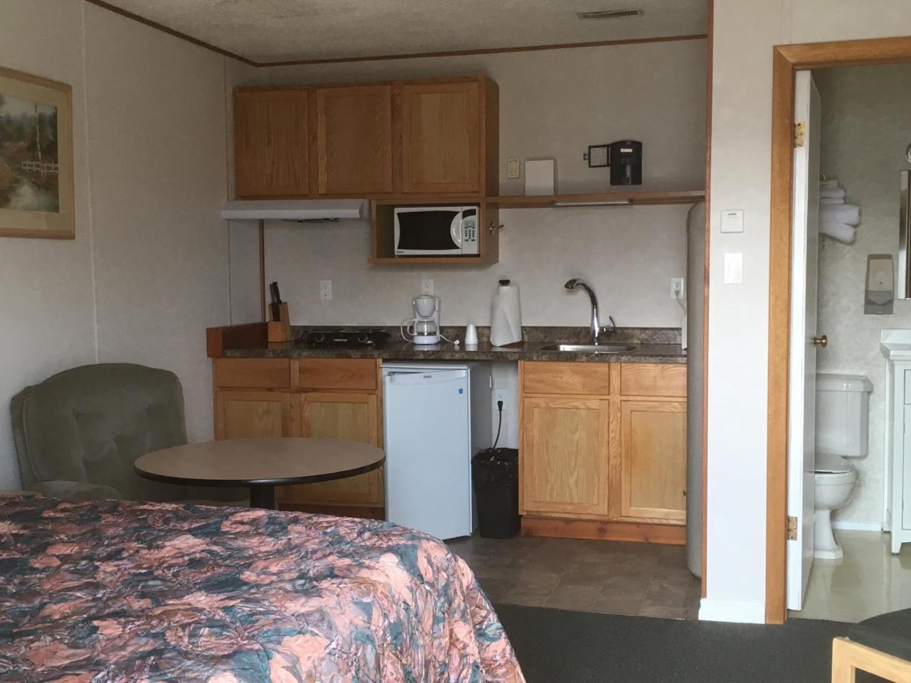Winkys Motel Estevan Exterior photo